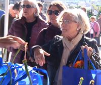 Excelente acogida del reparto gratuito de flores y plantas en San Sebastián