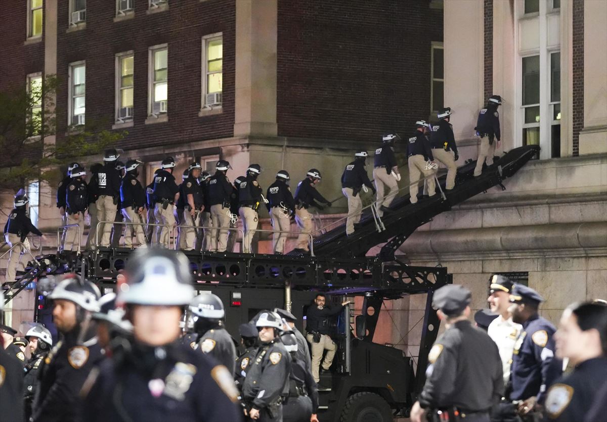 La policía entrando en el interior del campus de Columbia