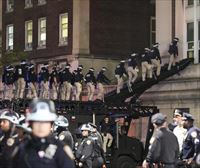 La policía irrumpe en el campus de Columbia y detiene a más de 100 manifestantes propalestinos