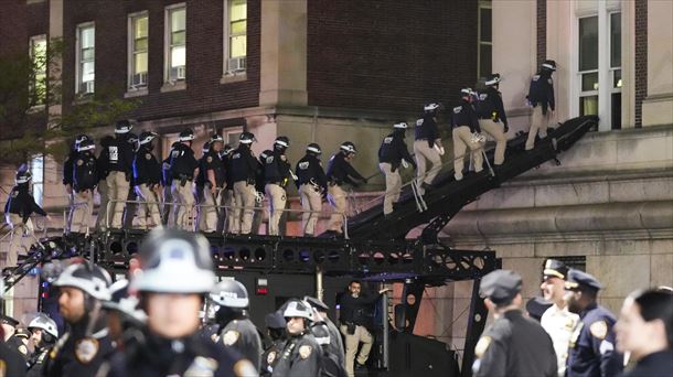 Medio centenar de policías han desalojado esta noche la Universidad de Columbia. Foto: EFE