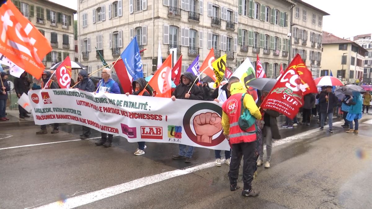 Manifestación conjunta de los sindicatos CFDT, CGT, FSU, LAB, UNSA y Solidaires en Baiona