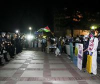 Polizia Palestinaren aldeko kanpalekua desegiten hasi da UCLAn eta dozenaka pertsona atxilotu ditu