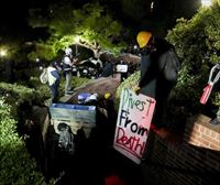Polizia Los Angeleseko UCLA unibertsitatean sartu da Palestinaren aldeko ikasleen kanpamentua desegiteko