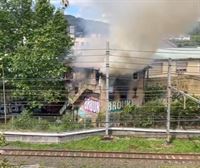 Tres personas hospitalizadas en el incendio de un edificio abandonado en Lutxana, Erandio