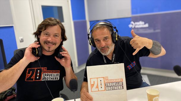 Alain Sancho y Aitor Cañibano de Travellin' Brothers en los estudios de Kultura.eus