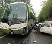 Cuatro personas heridas en un accidente ocurrido en Arantza entre un turismo y un autobus