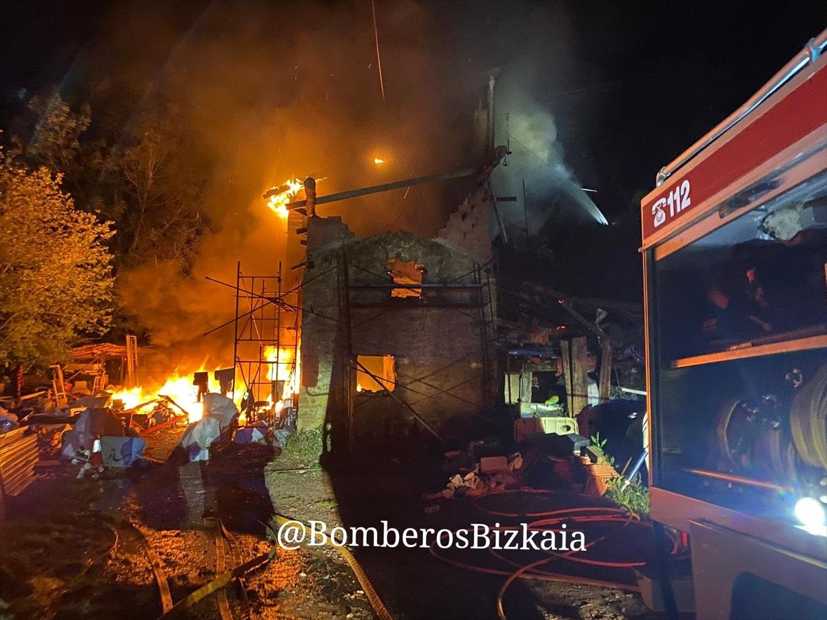 Incendio en un caserío de Galdames. Foto: Bomberos de Bizkaia