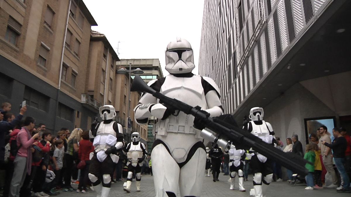 Star Warseko pertsonajeek desfilea egin dute Iruñean minbiziaren aurkako ikerketaren alde