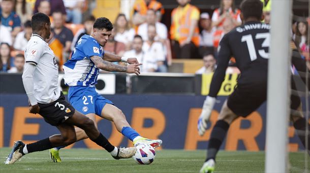 Javi López ha marcado el gol de la victoria del Alavés. Foto: EFE