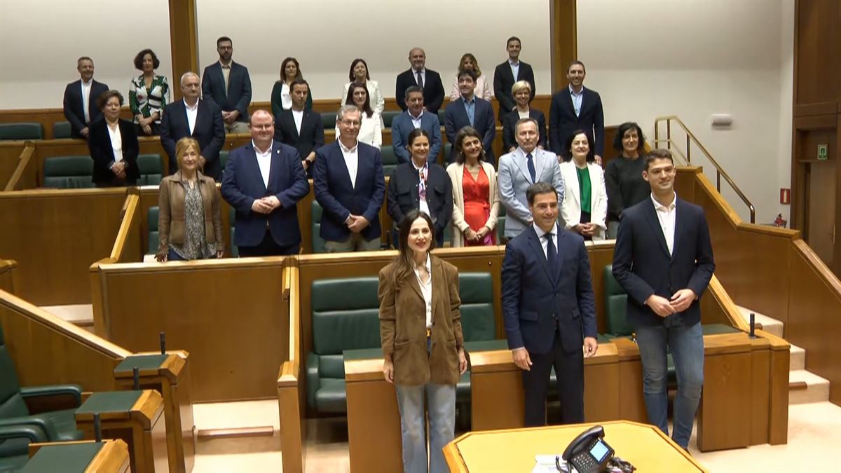 Los 27 parlamentarios del PNV. Imagen obtenida de un vídeo de EITB Media.