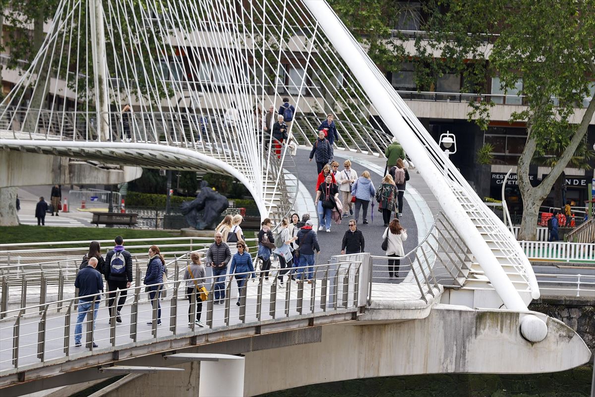 Gente paseando en Bilbao, en una imagen de archivo