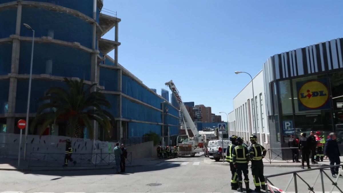Bomberos del Ayuntamiento de Madrid trabajan para acceder a los dos atrapados