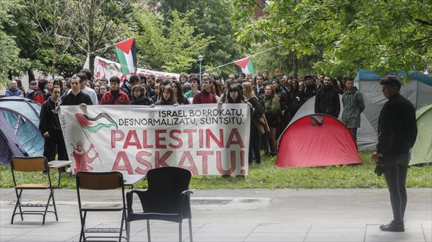 Concentración de protesta en la acampada en el campus de Ibaeta (Gipuzkoa). Foto: EFE