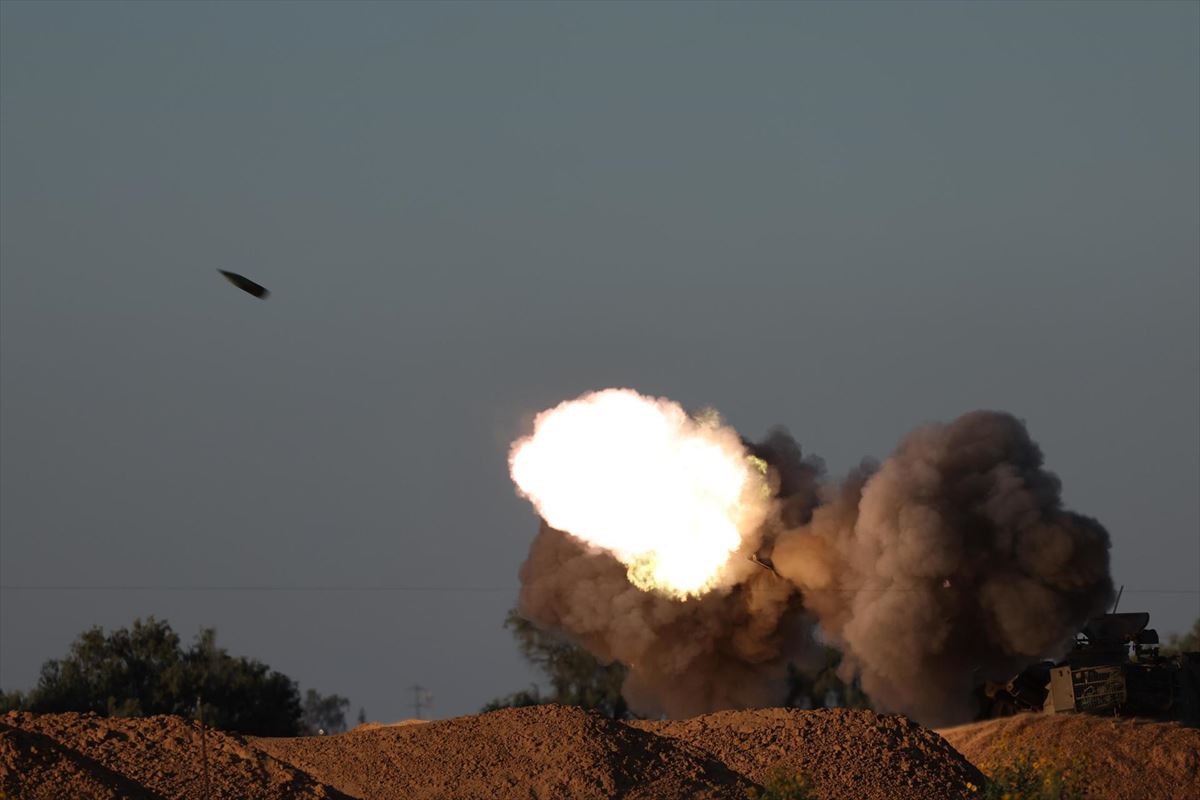 Fuego de la artillería israelí este martes en la frontera con Gaza. Foto: EFE