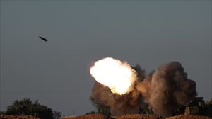 Fuego de la artillería israelí este martes en la frontera con Gaza. Foto: EFE