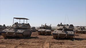 Soldados israelíes con vehículos militares cerca de la valla fronteriza con la Franja de Gaza.