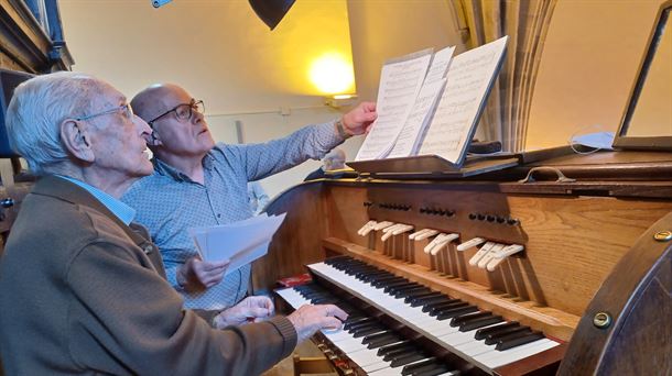 Juan Mari Aizpurua organista Itziarko koruko zuzendaria alboan duela 