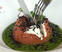 Tomate a la sal con salmorejo verde, una de las delicias del bar-restaurante El Bosquecillo de Pamplona