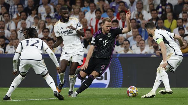 Kane (Bayern Munich) disputa el balón ante varios jugadores del Real Madrid