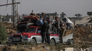 Desplazatu palestinarrak Rafahtik ihesi, Israelen erasoen beldur. Argazkia: EFE