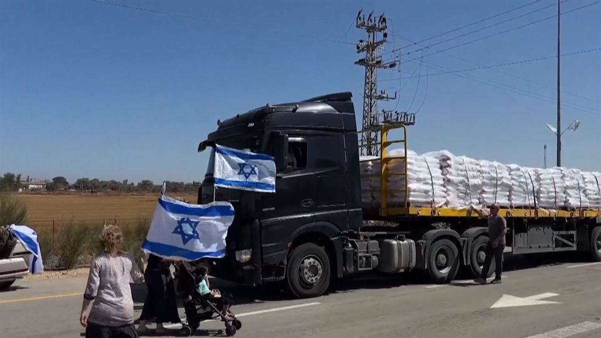 Desplazatu palestinarrak Rafahtik ihesi, Israelen erasoen beldur. Argazkia: EFE