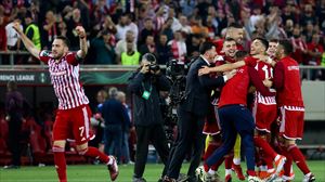 Los jugadores del Olympiacos celebran la victoria Foto: EFE
