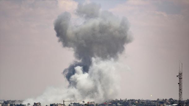 El humo se eleva después de un ataque aéreo israelí, en Rafah, sur de la Franja de Gaza