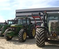 Nueva protesta del sector agrícola con unos 100 tractores por el centro de Pamplona