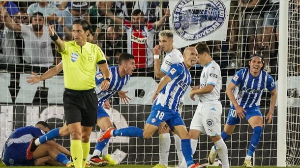 Jon Guridi corre a celebrar su segundo gol, que ha dado un importante punto al Alavés. Foto: EFE. 