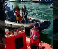 Rescatados cinco ocupantes de un velero francés volcado en Pasaia