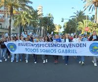 Vecinos de Almería arropan a la madre del niño Gabriel en una concentración contra un documental sobre su hijo