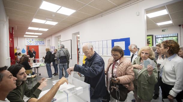 Cola para votar en un colegio electoral de Cataluña. Foto: EFE