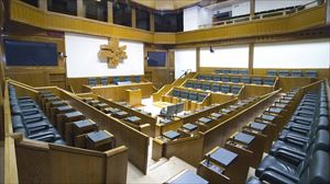 El salón de plenos del Parlamento Vasco, vacío. 