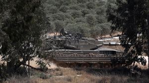Israelgo tanke batek Gazako mugaren iparraldean patruilatzen. Argazkia: EFE.