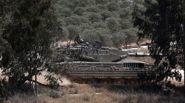 Un tanque israelí patrulla la zona norte de la frontera con la Franja de Gaza, en el sur de Israel