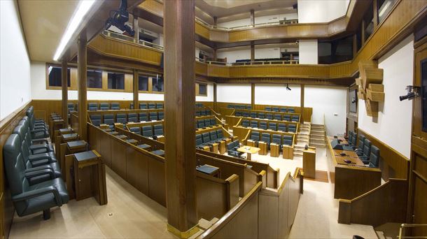 Salón de plenos del Parlamento Vasco