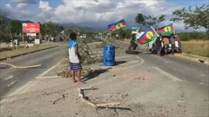 Indigena kanakoak Kaledonia Berriko errepide batean. Irudia: AFP