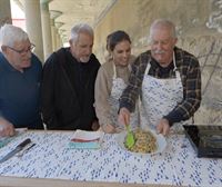 Aitana Ávila aprende de Jesus Agirre a preparar frikatxa, un plato típico de caseríos que se está perdiendo