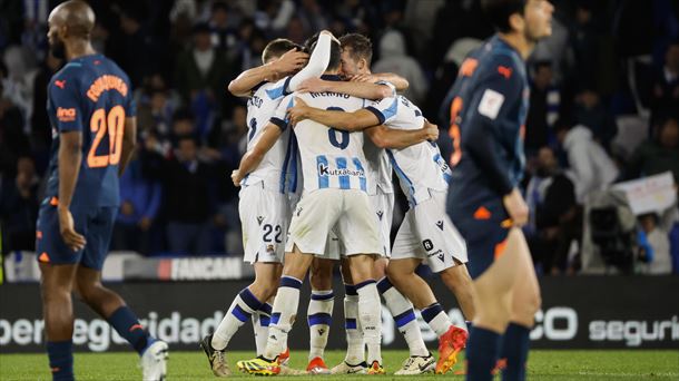 Los jugadores de la Real celebran el tanto anotado por André Silva. Foto: EFE.