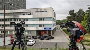 Telebista kamerak Eslovakiako lehen ministroa ospitaleratuta dagoen ospitalearen aurrean