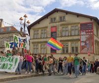 Estudientes de Baiona vuelven a salir a la calle a reivindicar su derecho a realizar los exámenes en euskera