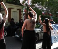 Activista de Femen denuncian el triple lesbicidio de Argentina, durante la visita del presidente Milei