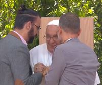El papa Francisco abraza a un palestino y a un israelí durante un acto por la paz en Verona