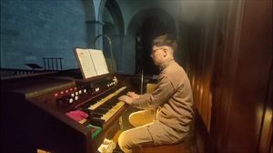 Oier Gaston gaztea Zarauzko Santa Maria Parrokiako organoa jotzen.