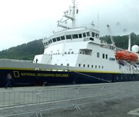 La expedición cultural del crucero 'National Geographic Explorer' llega al puerto de Pasaia 