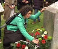 Galdakao recuerda con una ofrenda floral a las personas fallecidas en el bombardeo franquista de 1937