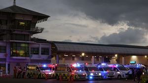 Varias ambulancias en un hospital de Bangkok
