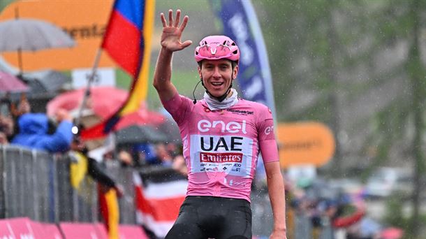 Tadej Pogacar muestra, con su mano, que lleva cinco victorias en este Giro. Foto: EFE.