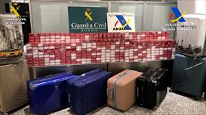 Las 6000 cajetillas de tabaco incautadas en el aeropuerto de Bilbao