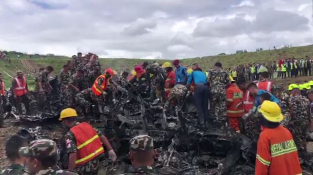 V Deo Mueren Personas Tras Estrellarse Un Avi N En Nepal